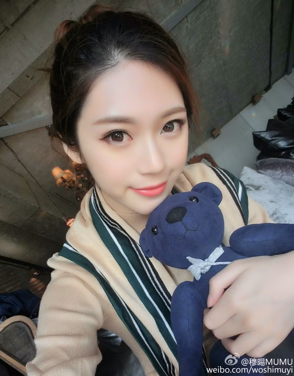 Làm duyên với thú bông.