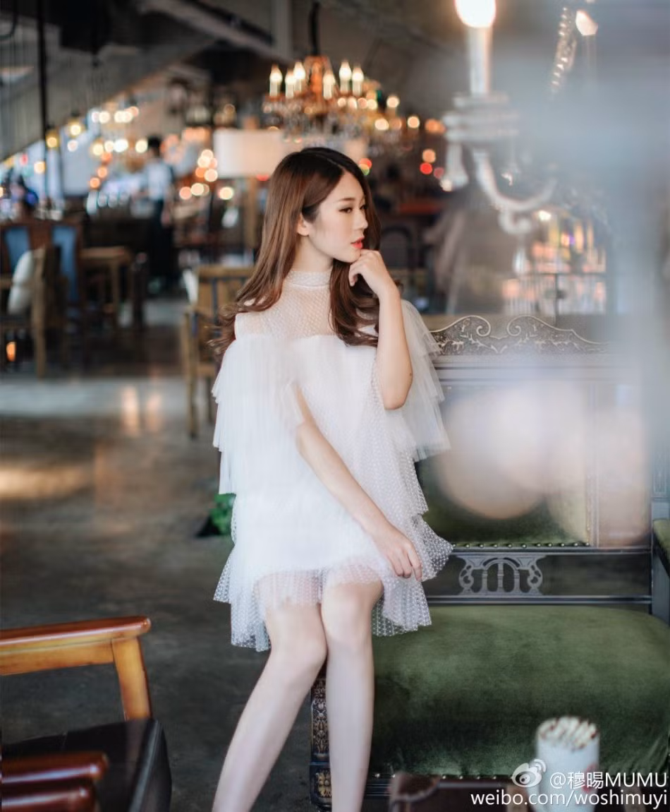 Mumu toát lên vẻ kiều diễm và dịu dàng trong chiếc váy trắng dễ thương.