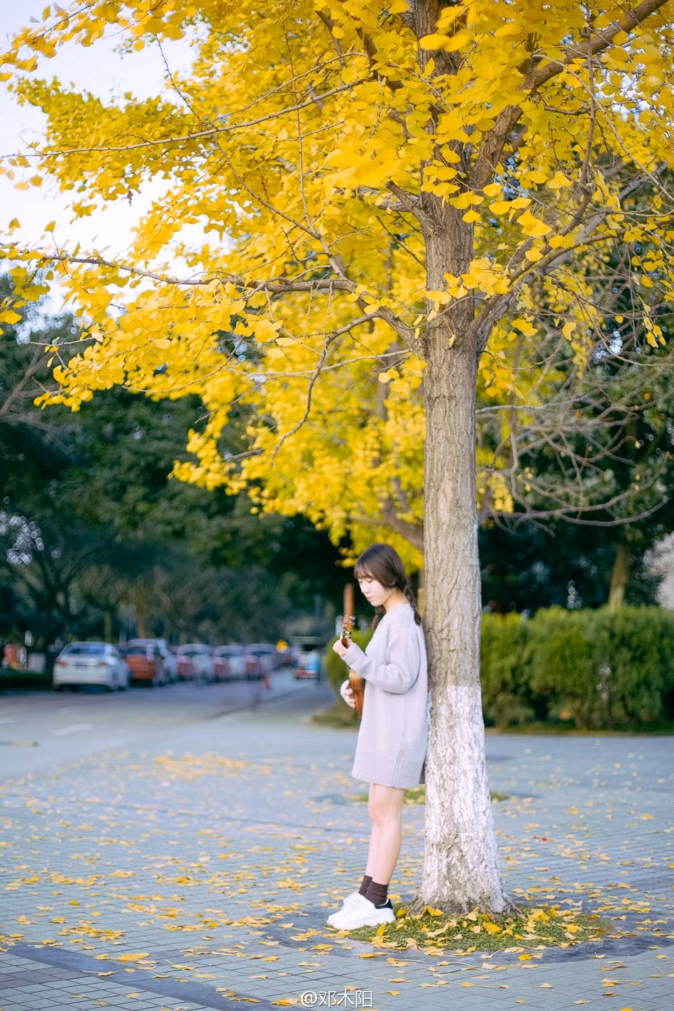 Nữ sinh 9X phiêu cùng cây đàn trong tiết trời mùa thu.