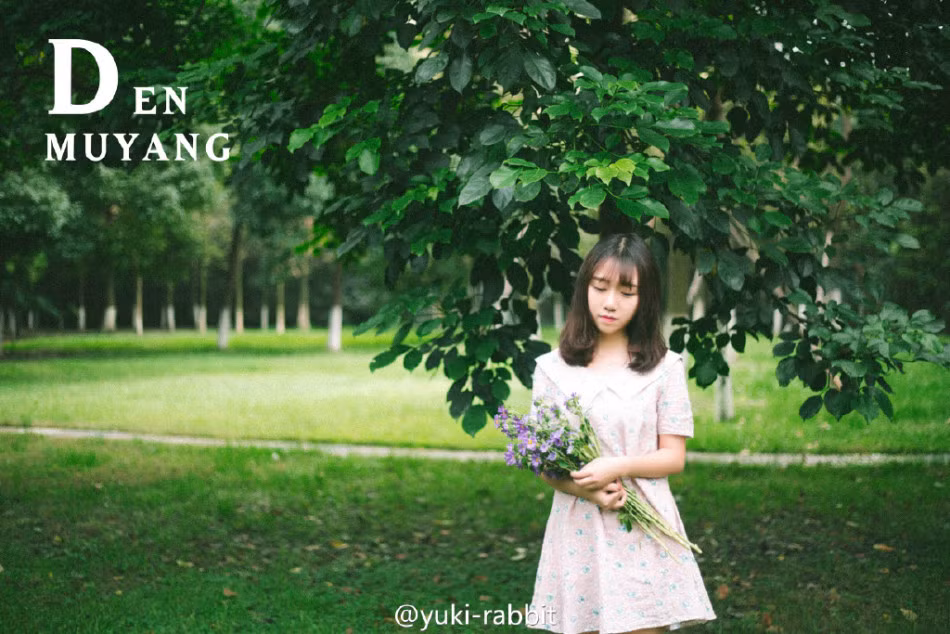 Yuki thả hồn giữa không gian xanh mướt trong tiết trời thu dịu nhẹ.