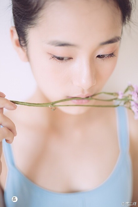 Oo có ngoại hình toát ra vẻ quyến rũ khó cưỡng trong nhưng bộ trang phục gợi cảm.