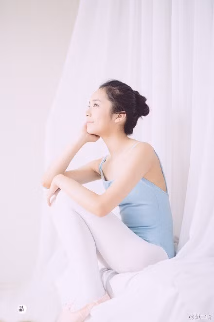 Thiếu nữ toát lên vẻ trong trắng và hồn nhiên.