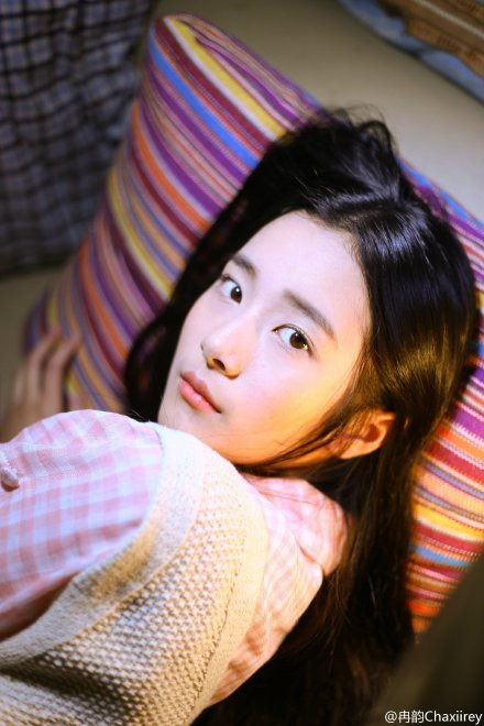 Khuôn mặt đáng yêu của thiếu nữ tuổi teen.