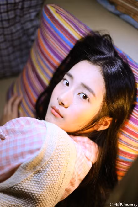 Khuôn mặt đáng yêu của thiếu nữ tuổi teen.