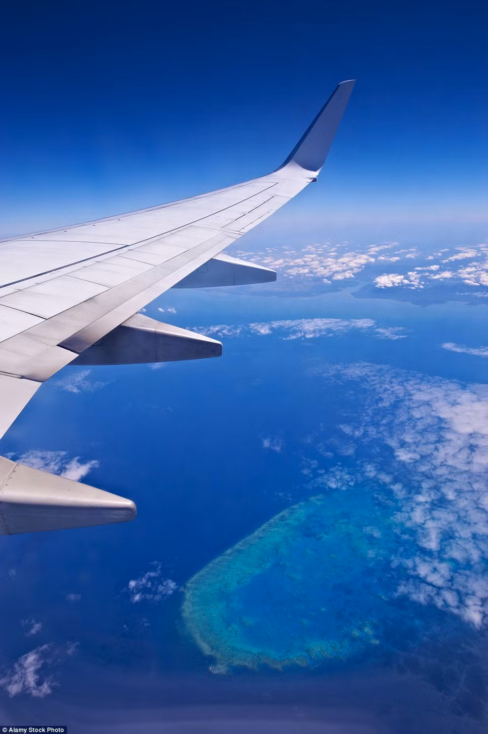 Từ trên máy bay, bạn có thể thấy rõ hình của Rạn san hô Great Barrier ở Australia.