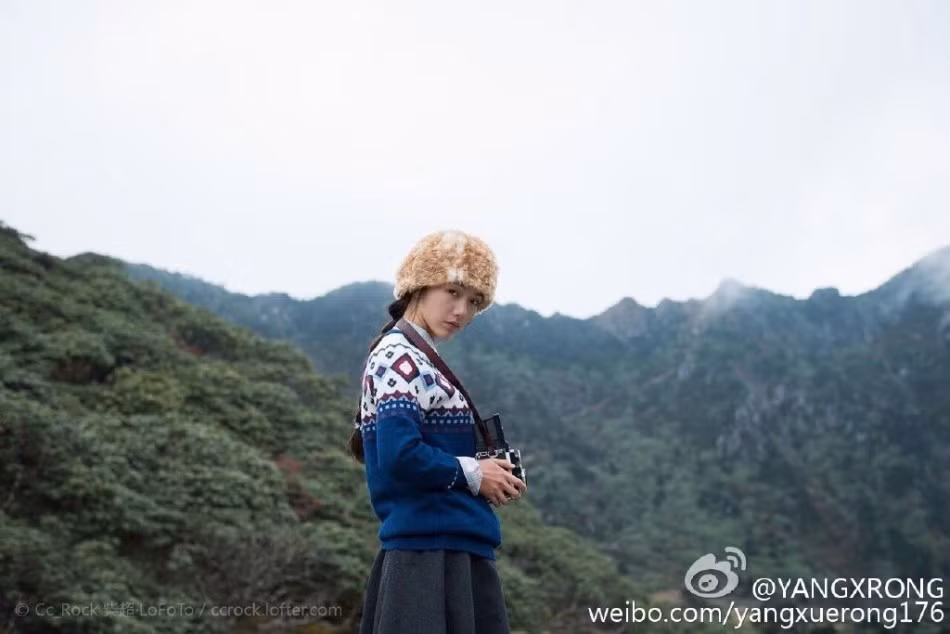 Tuy vậy, Yang cũng không thiếu những bức ảnh nghệ thuật, có tạo hình rõ ràng, nơi cô phô diễn nhiều hơn nữa vẻ đẹp thánh thiện của mình.