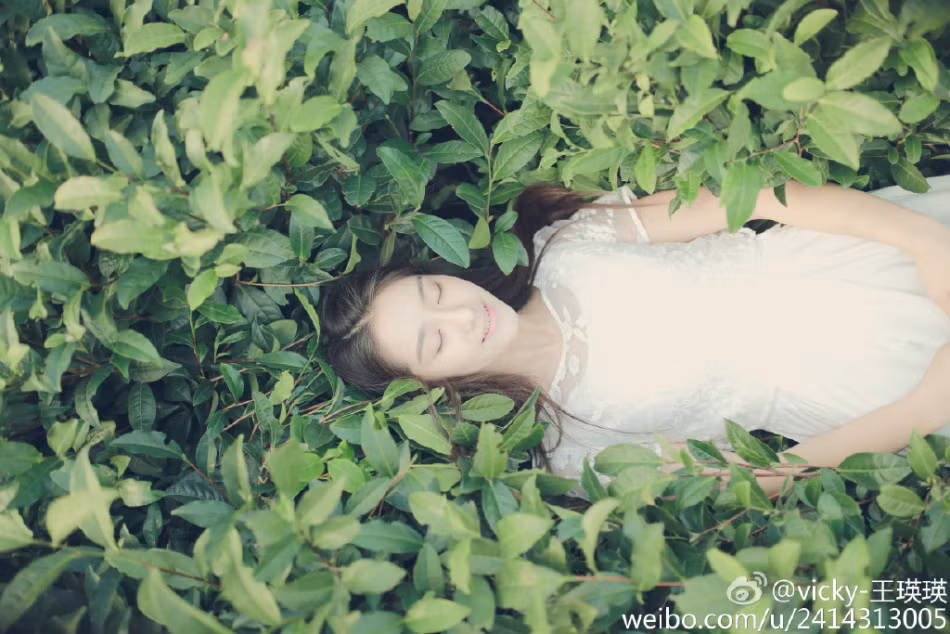 Theo học ngành truyền thông nhưng Vicky lại rất hứng thú với công việc của một người mẫu ảnh. Cô cũng rất chăm chỉ đăng tải những bộ ảnh long lanh, hút hồn người hâm mộ.