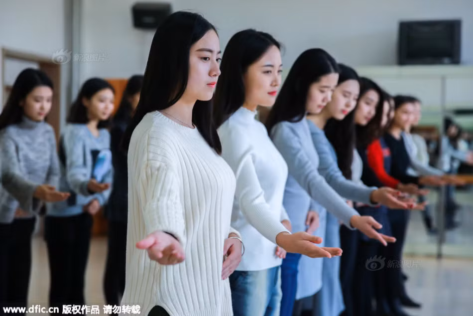 Các nữ tình nguyện viên xinh đẹp này được tuyển chọn từ Học viện Truyền thông Chiết Giang.