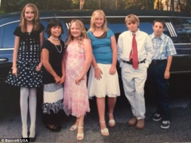 Khi 11 tuổi, Holly đã có chiều cao vượt trội so với bạn cùng tuổi.