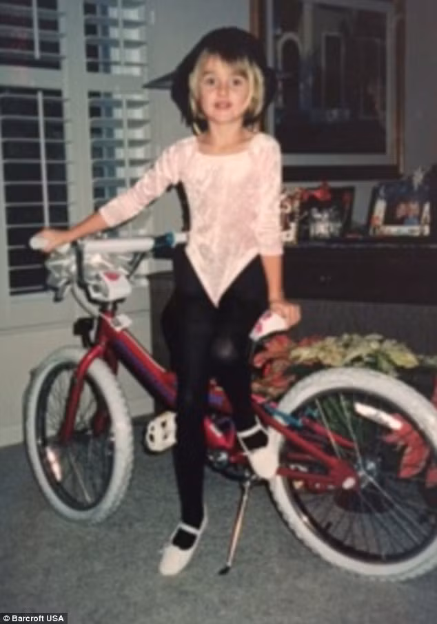 Với chiều cao khác thường, Holly bị bạn học gọi là chân dài, cái cây hay hươu cao cổ.