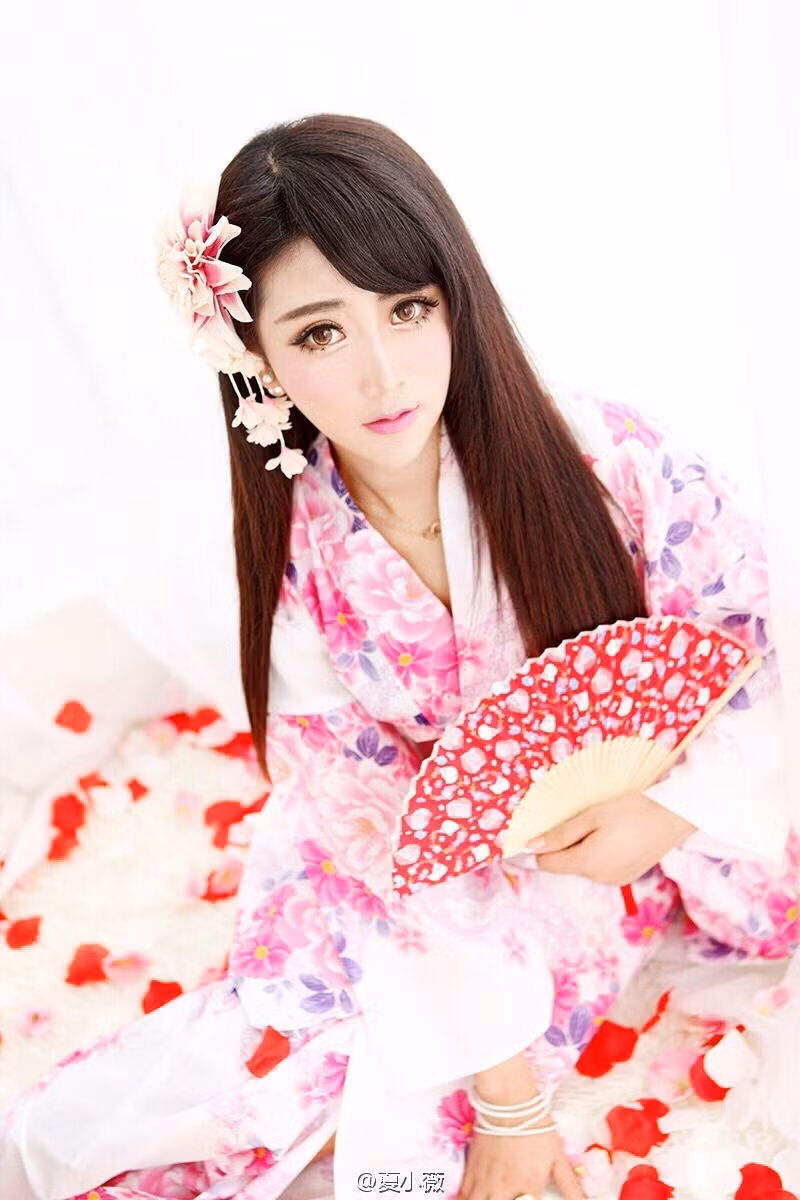 Nữ sinh xinh đẹp trong tạo hình tiểu thư đài các.