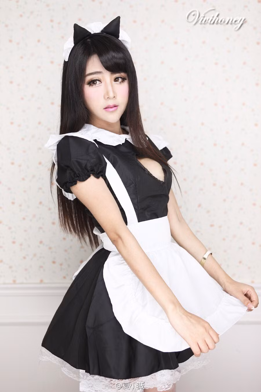 Cô gái này sở hữu khuôn mặt dễ thương với đường cằm V-line thời thượng và thân hình siêu nóng bỏng.