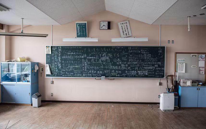 …lớp học vẫn còn những dòng chữ trên bảng…