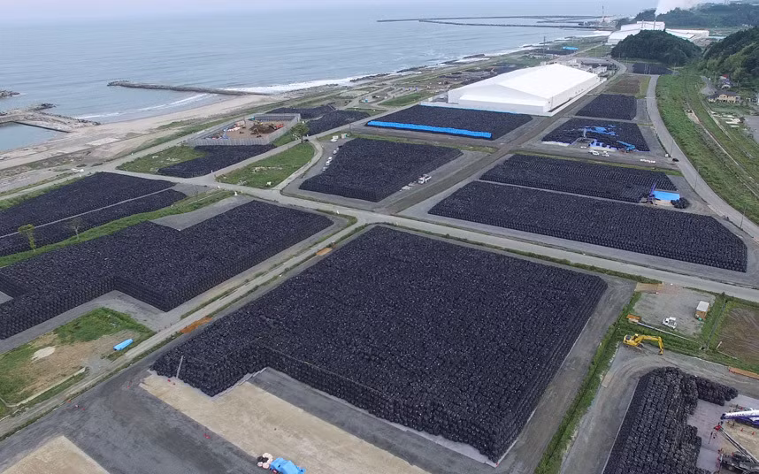 Những cánh đồng rộng lớn đang được làm sạch phóng xạ.