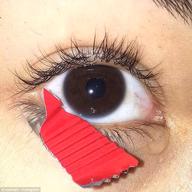 Nhiều người thậm chí còn để những vật sắc nhọn ngay cạnh mắt của họ để gây ấn tượng.