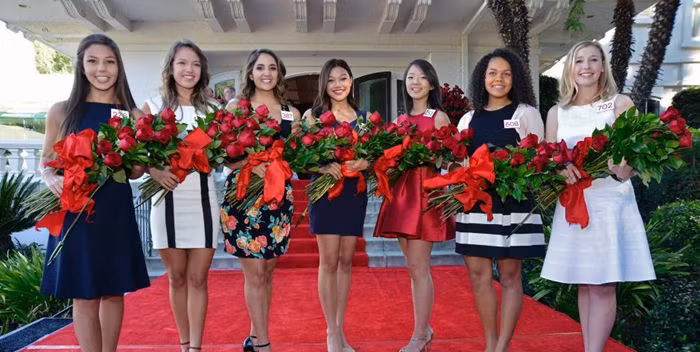 Nữ sinh đoạt danh hiệu “Nữ hoàng hoa hồng” sẽ được lựa chọn làm đại sứ cho lễ diễu hành hoa hồng Rose Parade ở thành phố vào năm 2016…