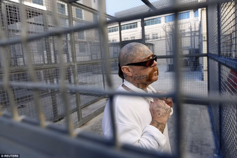 “Cuộc sống của chúng tôi tồn tệ hơn cái chết bởi vì chúng tôi đang chờ được chết”, phạm nhân 42 tuổi nói.