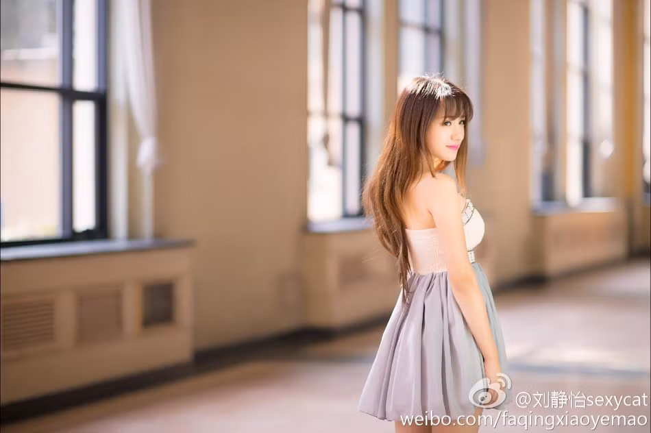 Một phong cách khác rất duyên dáng nhưng cũng không kém phần sexy của nữ sinh 9X.