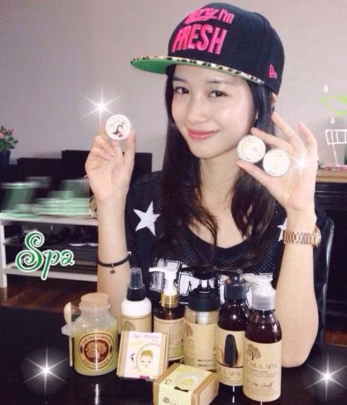 Jun Vũ chụp ảnh với những món đồ mỹ phẩm mà cô được mời làm người mẫu quảng cáo.