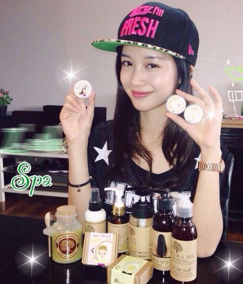 Jun Vũ chụp ảnh với những món đồ mỹ phẩm mà cô được mời làm người mẫu quảng cáo.