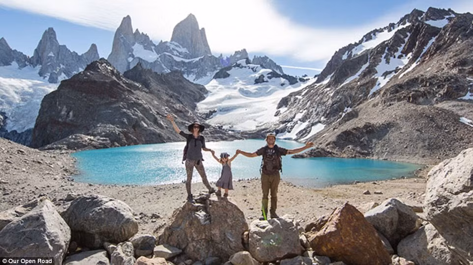 Gia đình Adam và Emily khám phá cảnh núi non tuyệt đẹp ở Chile.