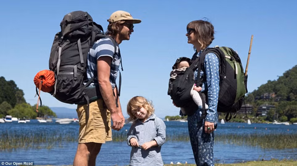 Hành trang đơn giản của gia đình sống du cư giữa thời hiện đại.