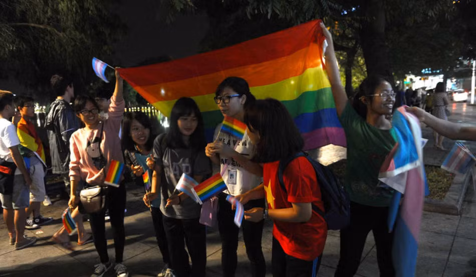 Luật mới được thông qua, những người chuyển giới sẽ được thực hiện việc chuyển giới trong nước theo quy định của pháp luật, thay vì phải ra nước ngoài như trước đây. Cá nhân đã chuyển đổi giới tính có quyền, nghĩa vụ đăng ký thay đổi hộ tịch theo quy định của pháp luật về hộ tịch; có các quyền nhân thân phù hợp với giới tính đã được chuyển đổi theo quy định của Bộ luật này và luật khác có liên quan.