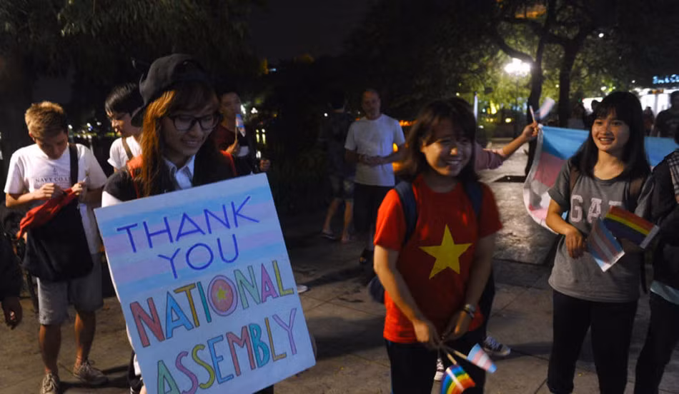 Cộng đồng LGBT diễu hành trên đường phố, cầm trên tay tấm biển "Cám ơn Quốc hội!".