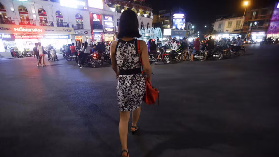 Anh Phong tự tin bước trên đường phố với giới tính thật của mình mà không sợ người khác trêu đùa.