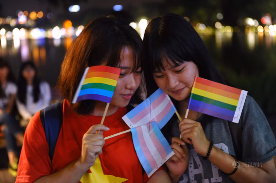 Ngày 24/11 là ngày vui của cộng đồng LGBT, những người chuyển giới ở Việt Nam khi Quốc hội chính thức thông qua các quy chế về chuyển giới ở Việt Nam. Ngay trong buổi chiều, tối cùng ngày các bạn trẻ đồng tính, người chuyển giới Hà Nội, TP HCM và các thành phố lớn đã xuống đường để ăn mừng sự kiện này. Trang Sina nổi tiếng của Trung Quốc cũng quan tâm tới sự kiện và đưa bài phản ánh. Ảnh: Hai bạn trẻ xuống đường ở Hà Nội để ăn mừng sự kiện chuyển đổi giới tính được hợp pháp hóa ở Việt Nam.
