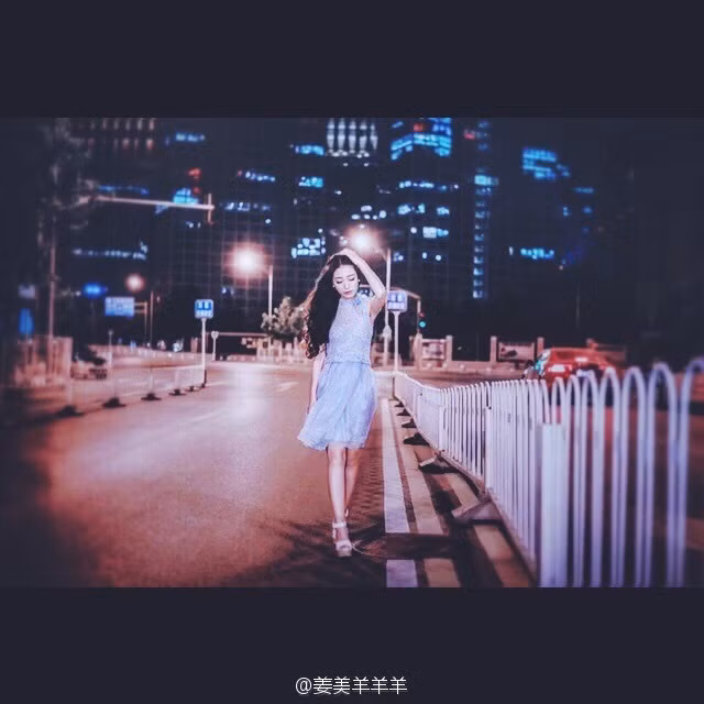 Một mình đi dạo trong đêm.