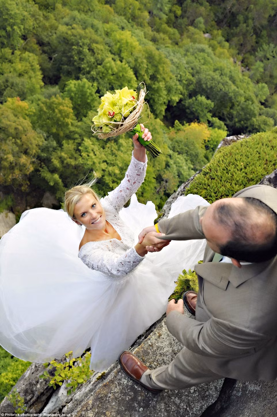 Cặp đôi Christie Sulkoski và Kevin Coleman đã thực hiện bộ ảnh cưới mạo hiểm, lơ lửng trên vách núi để ghi lại mối tình đẹp của họ.