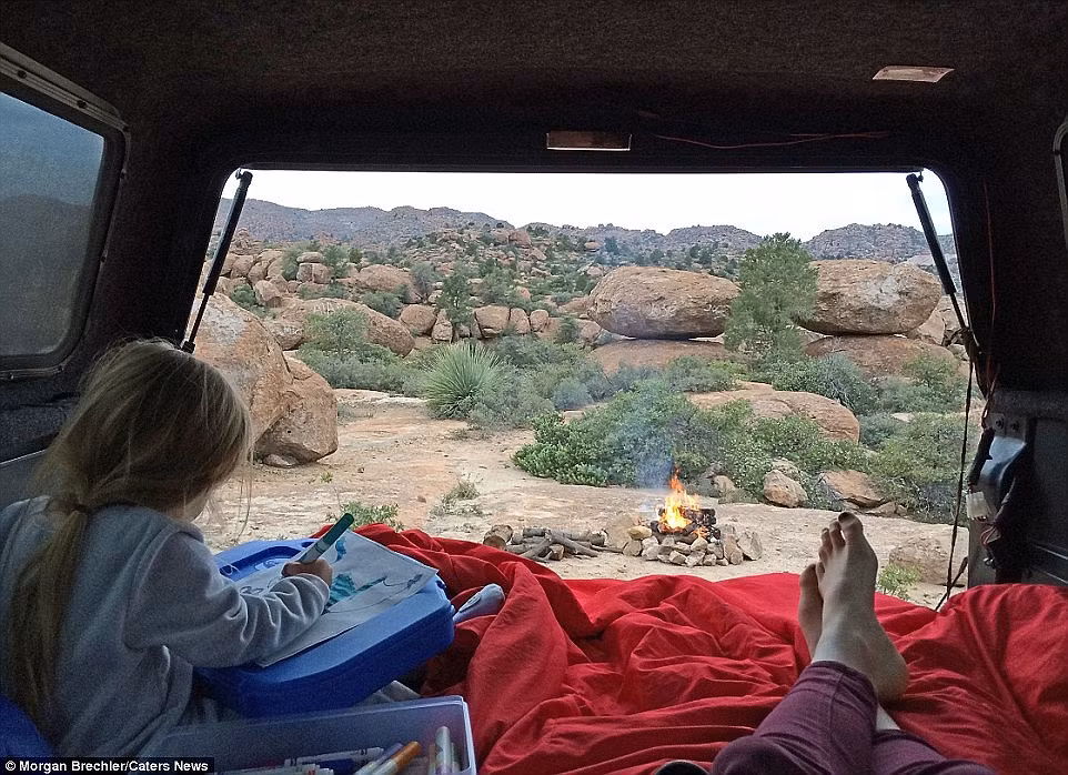 Hadlie vẽ lại những gì cô bé cảm nhận được trong hành trình khám phá cùng mẹ.