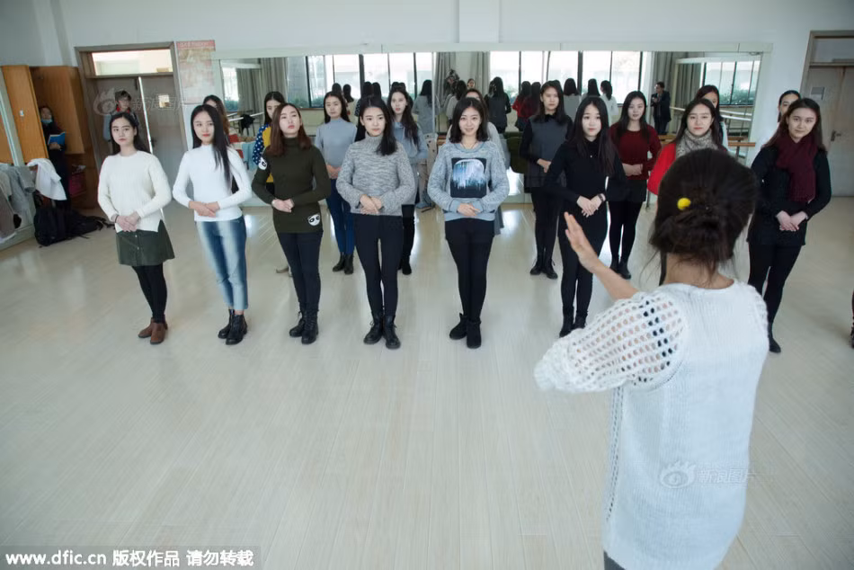 Nhóm tình nguyện viên có chiều cao đều tăm tắp.