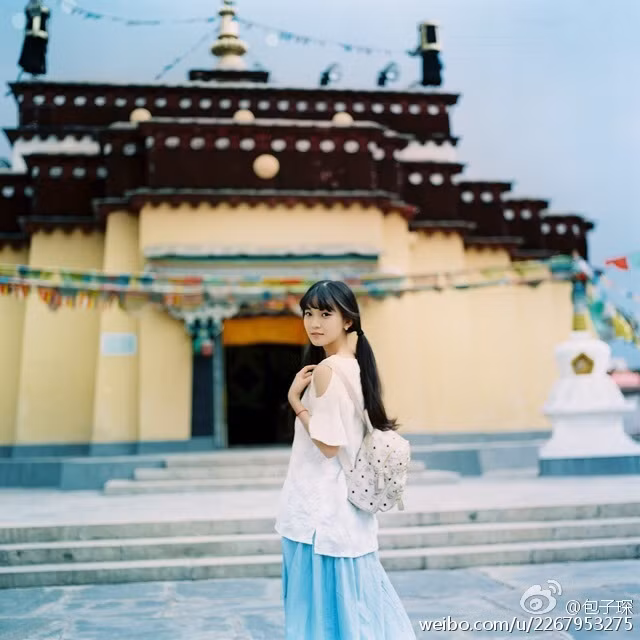 Mang vẻ xinh xắn, ngây thơ tựa một nàng búp bê xứ lạ, nhưng cô nữ sinh trường y lại rất chuộng phong cách "bánh bèo", thích hoá thân thành thôn nữ.