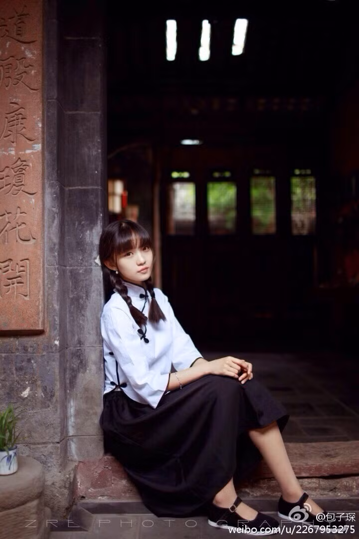 Thiếu nữ tựa cửa nhìn xa xăm.