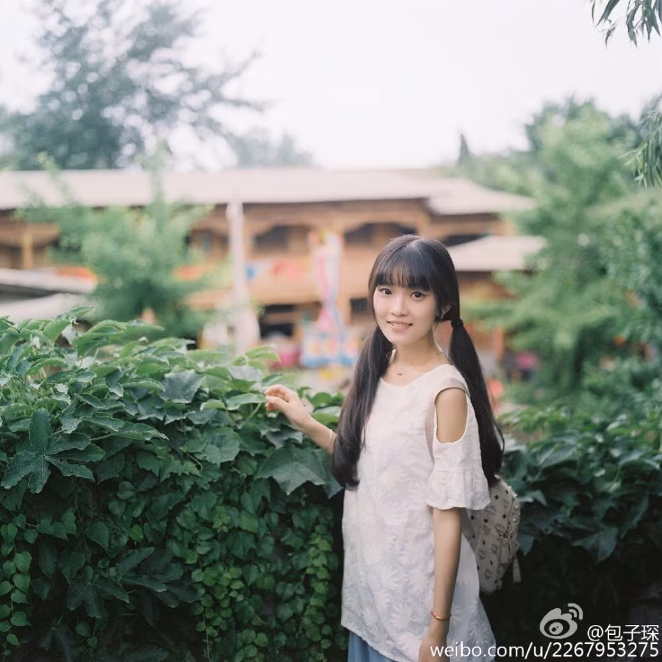 Nhiều bạn trẻ cho rằng, phong cách của của Bun thực sự rất đáng yêu. Dù để kiểu tóc đơn giản, mặc trang phục không cầu kỳ nhưng vẻ ngoài của Bun vẫn rất ấn tượng và không hề bị quê mùa.