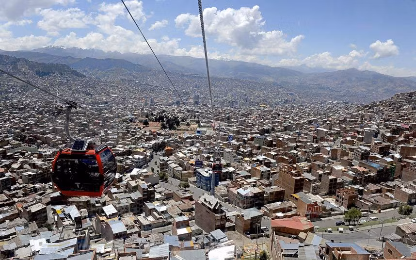 Chính quyền thành phố La Paz ở Bolivia phải xây dựng những tuyến cáp treo để giảm bớt tình trạng ắc tắc giao thông tại thành phố đông đúc này. Tuy nhiên, nhiều người lo ngại về sự an toàn của hệ thống cáp trèo này.