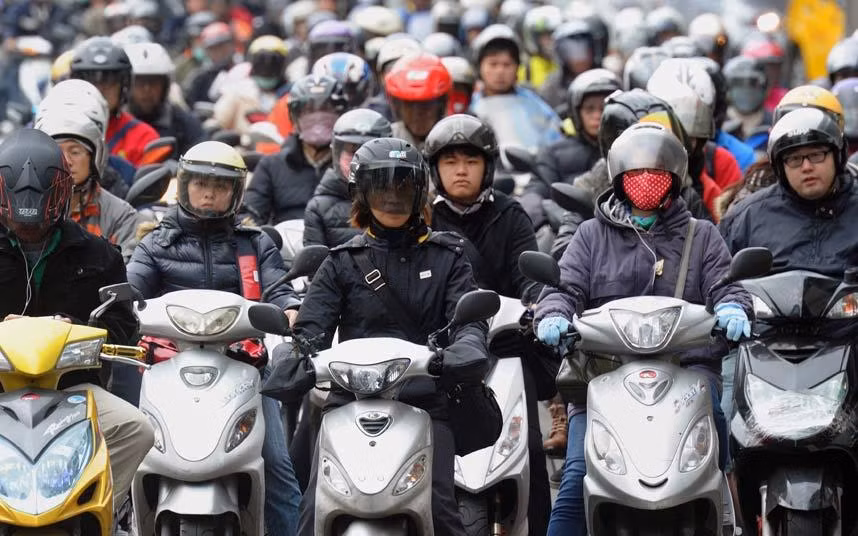 Hàng nghìn người di chuyển bằng xe máy thường xuyên phải đối mặt với cảnh tắc đường ở Đài Bắc, Đài Loan.