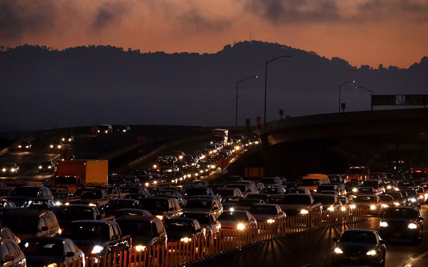 Cảnh tượng ô tô nối đuôi nhau thành hàng dài trên đường ở thành phố San Francisco, Mỹ.