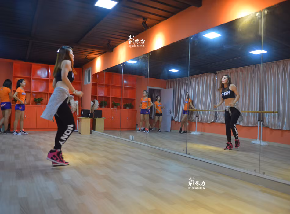 Phần lớn các thành viên trong đội của Yang là sinh viên. Họ phải luyện tập 3 đến 4 ngày mỗi tuần và 6 giờ mỗi ngày.