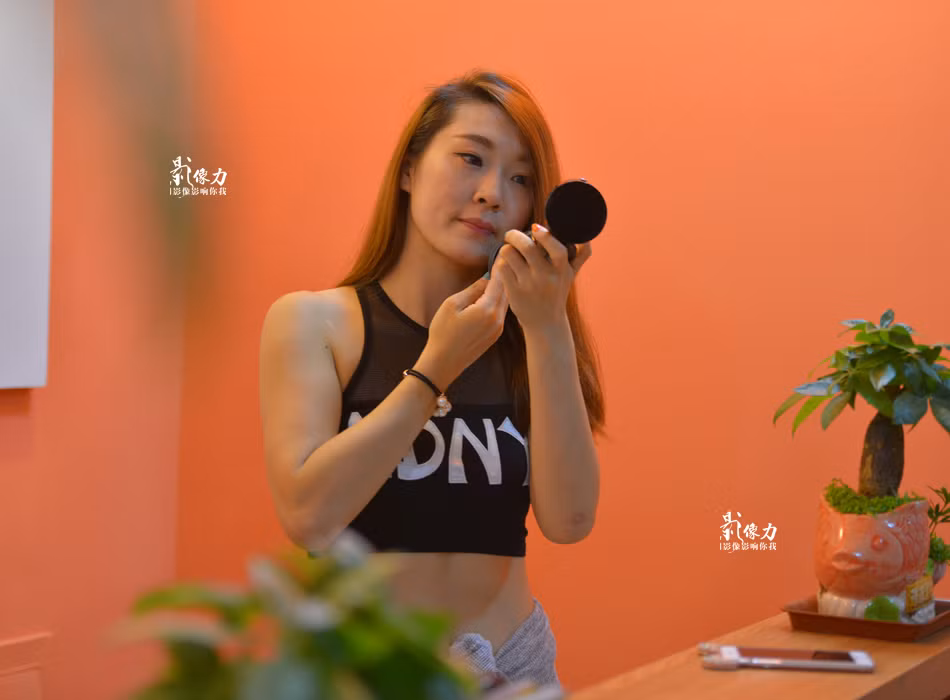 Yang đã làm nghề hoạt náo viên tại giải bóng rổ Trung Quốc CBA được 8 năm. Hiện tại, cô còn làm giáo viên dạy khiêu vũ.