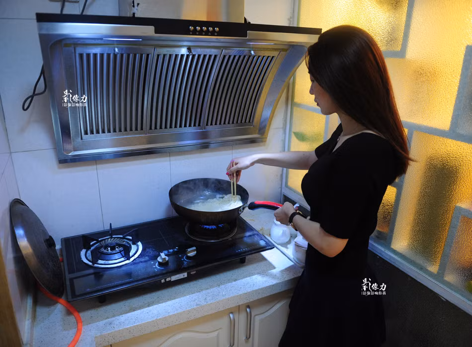 Yang phải tự nấu ăn khi về nhà muộn và món ăn ưa thích của cô là mì ăn liền.