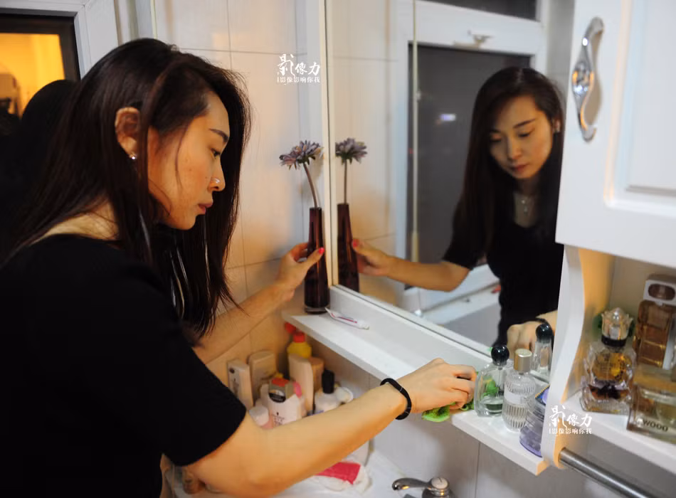 Tới 12 giờ đêm, Yang mới bắt đầu tẩy trang và chuẩn bị đi ngủ.