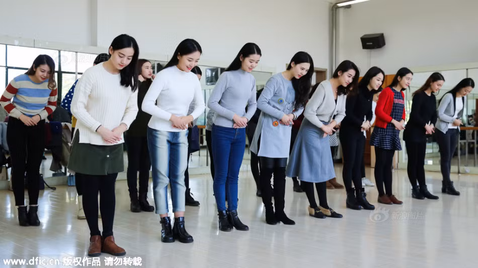 Trước khi phục vụ tại hội nghị, họ phải trải qua một khóa huấn luyện kỹ càng về lễ nghi.