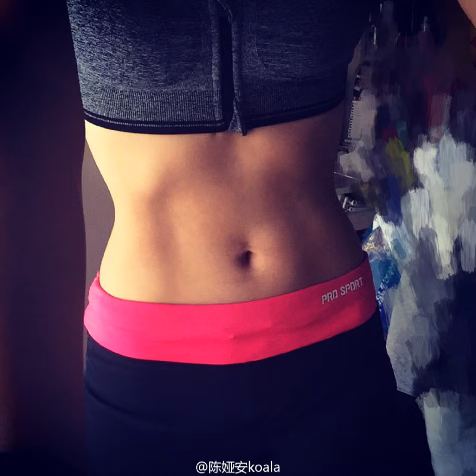 Hot girl cầm biển còn sở hữu một thân hình đẹp. Ngoài đời, cô nàng cũng rất thích khoe vòng eo theo gọn của mình thông qua những bức ảnh đăng tải trên mạng xã hội.