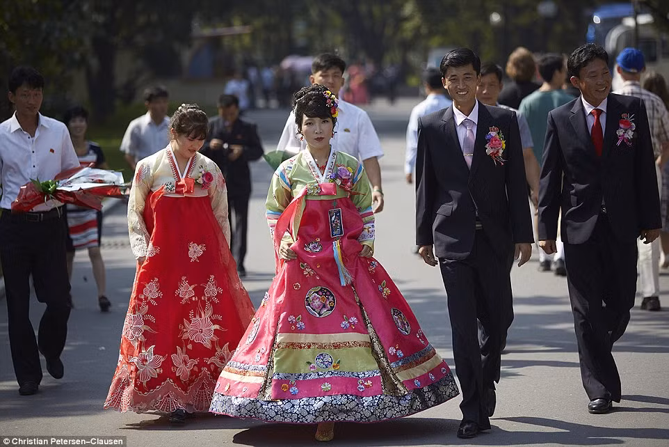 Nhiếp ảnh gia Christian Petersen-Clausen ghi lại được một đám cưới theo văn hóa Triều Tiên tại thành phố Bình Nhưỡng.