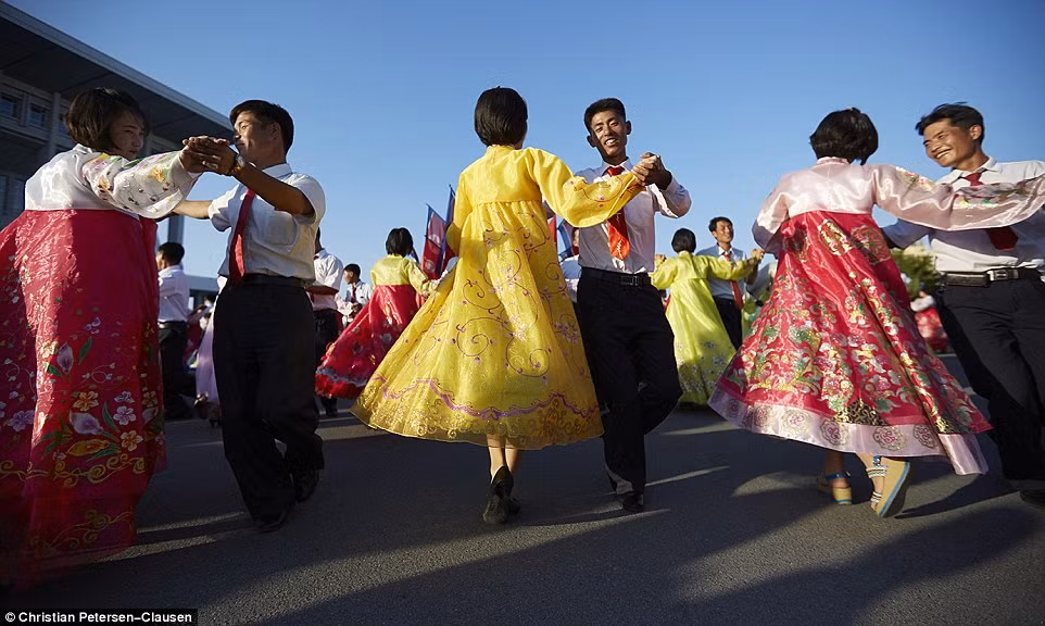Người dân Triều Tiên thường mặc trang phục truyền thống và tập trung nhảy múa tại nơi công cộng trong những ngày lễ lớn như quốc khánh.