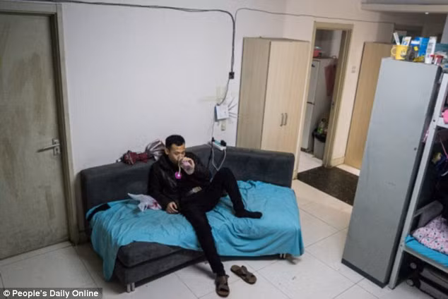 Mọi không gian trống trong căn hộ được tận dụng để kê giường ngủ.