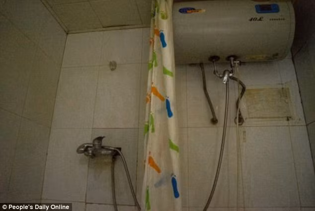 Gần 30 con người sử dụng chung một nhà vệ sinh nhỏ.